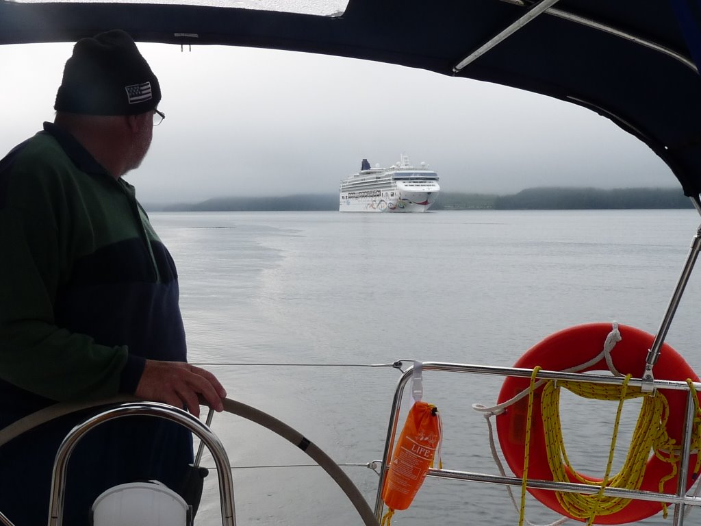 Départ d'Alert bay, Gérard n'accepte pas de se faire pousser par le navire NASSAU RE_09_colbrit_028_Alert_bay_nav_NASSAU.jpg