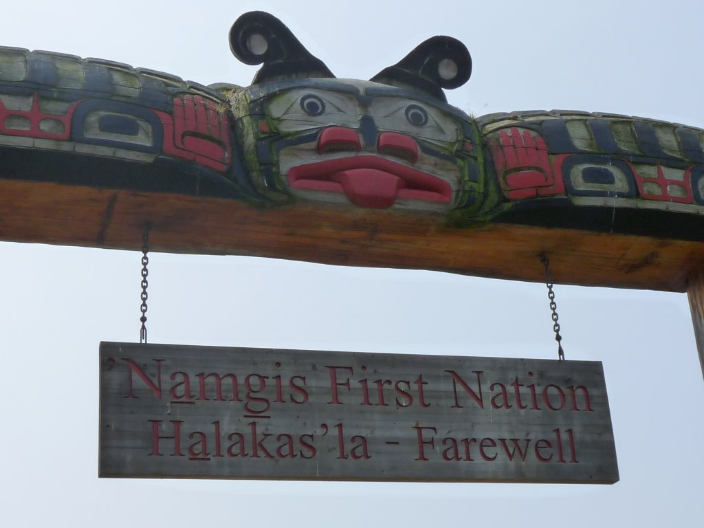 Alert bay le paneau annonçant Namguis la premier peuple d'Alaska RE_09_colbrit_029_Alert_bay_Marina.jpg