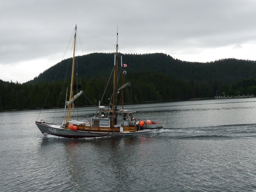Lama passage à l'ouest de Denny island, les bateaux de pêches sont aussi à la voile RE_09_colbrit_035_Lama_passage_.JPG
