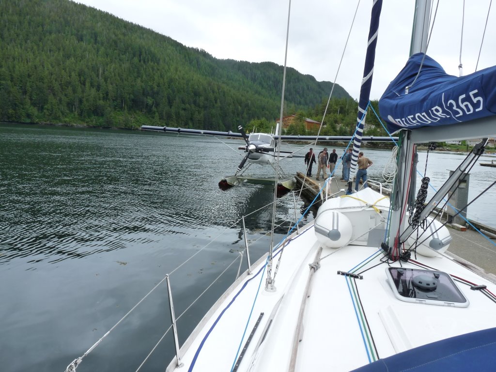 A Klemtu les bateaux ne sont pas les seuls à exploiter les pontons, un hydravion fait la liaison avec Vancouver RE_09_colbrit_044_Klemtu_hydravion.JPG