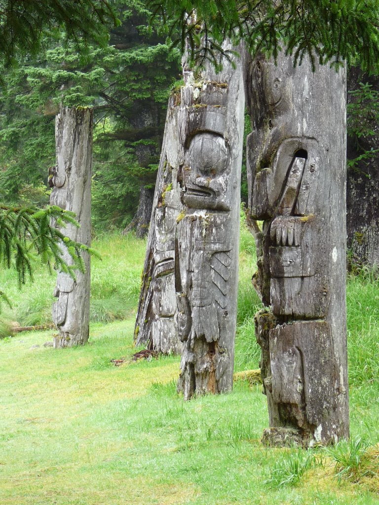 Anthony island autour des totems, 17 maisons où vivaient 300 à 400 indiens il y a 250 ans RE_09_colbrit_055_Anthony_island_Totems.jpg