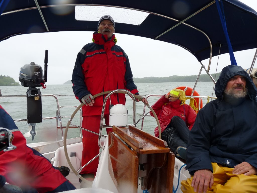 Dans le channel le long de Kaien island sous le bimini l'équipage scrute la marina de Prince rupert ultime étape de notre croisière RE_09_colbrit_090_Prince_Rupert_Channel.JPG