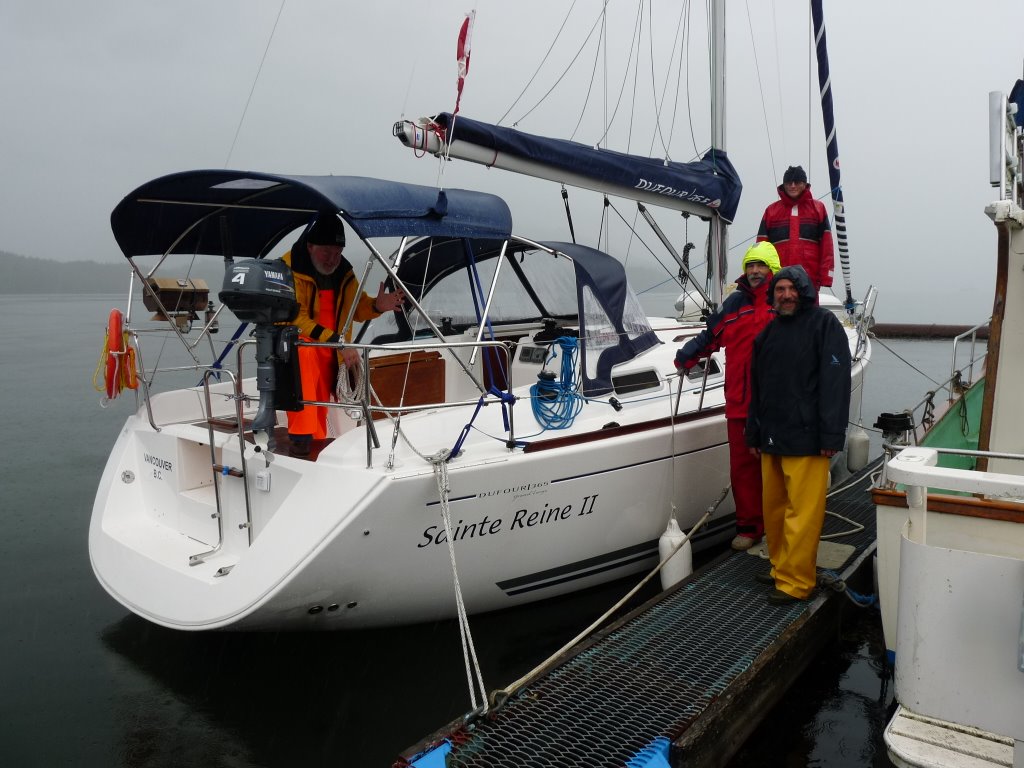A la marina de Prince rupert la tenue de pluie est toujours de rigueur, une dernière pause de l'équipage RE_09_colbrit_091_Prince_Rupert_marina.jpg