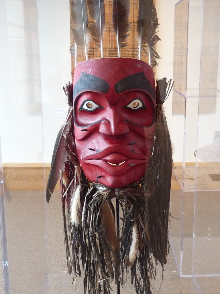 un masque de parade au muséum de Northem BC à Prince rupert RE_09_colbrit_095_Prince_Rupert_musee.JPG